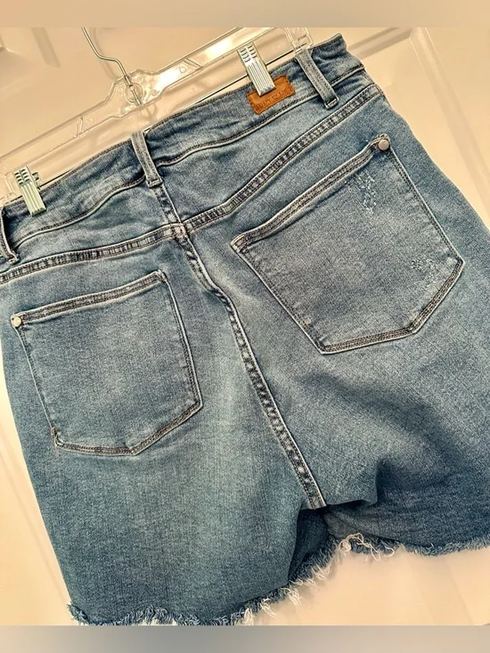 Judy Blue 1XL Distressed Denim Shorts Mid Wash Stretch Frayed Hem - Picture 8 of 9
